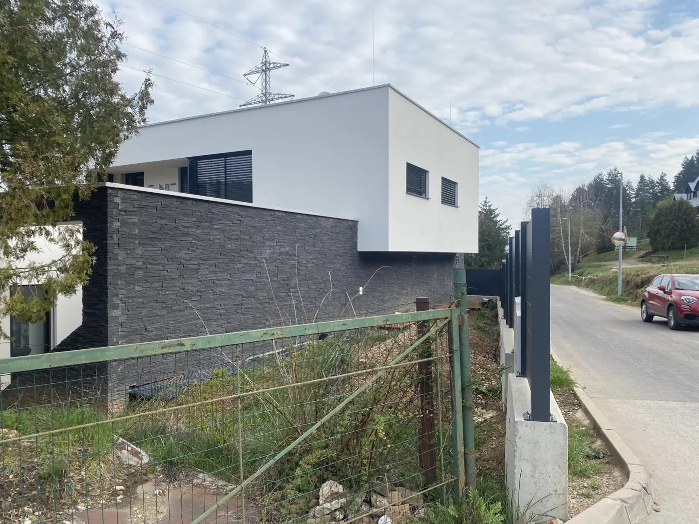 Pohľad na dom od cesty pred úpravou