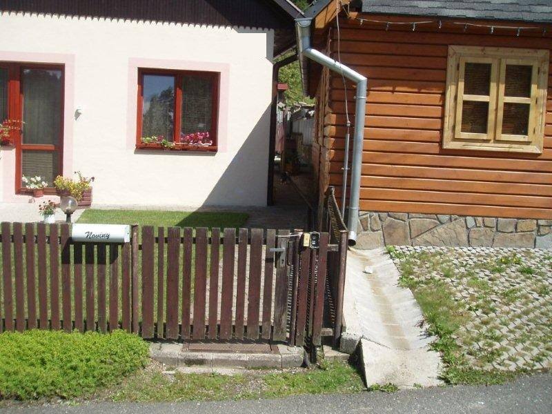 Pôvodný stav – vstup a starý drevený plot
