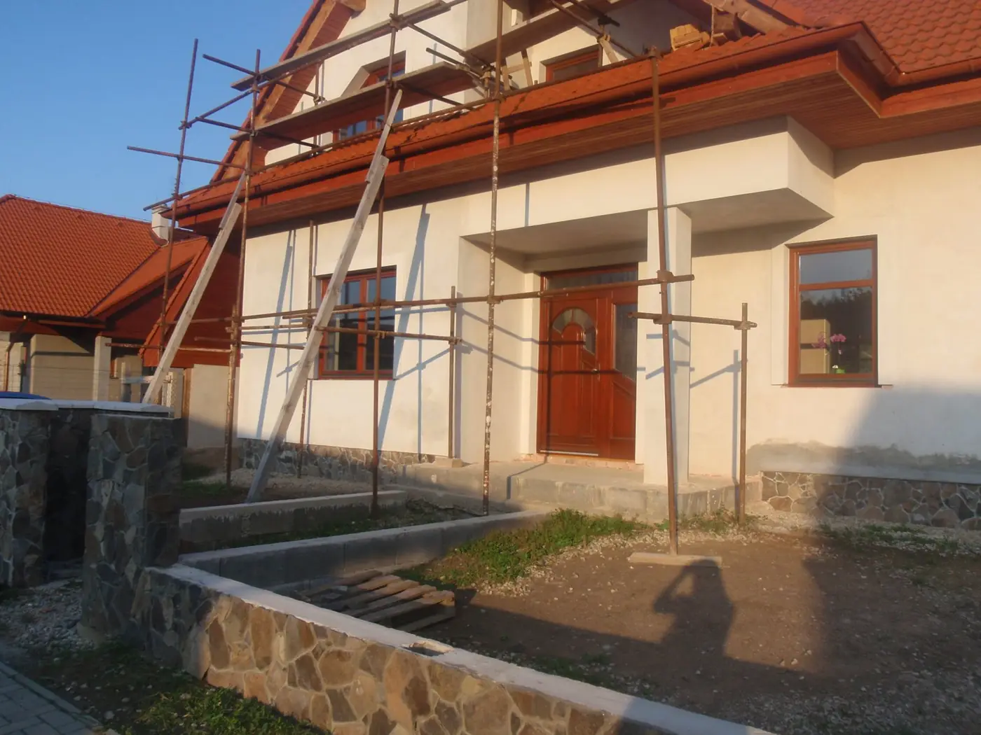 Dom počas výstavby pred založením záhrady