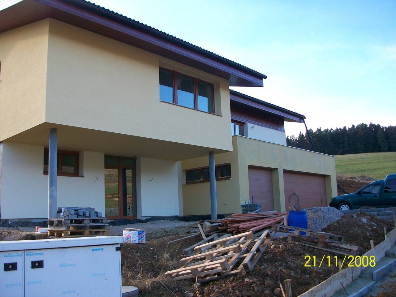 Novostavba domu s neupraveným pozemkom