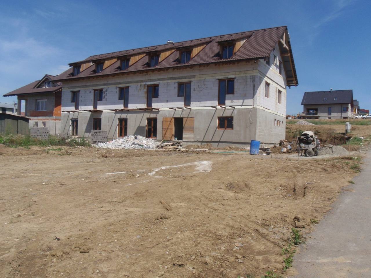 Hrubá stavba penziónu a neupravený pozemok
