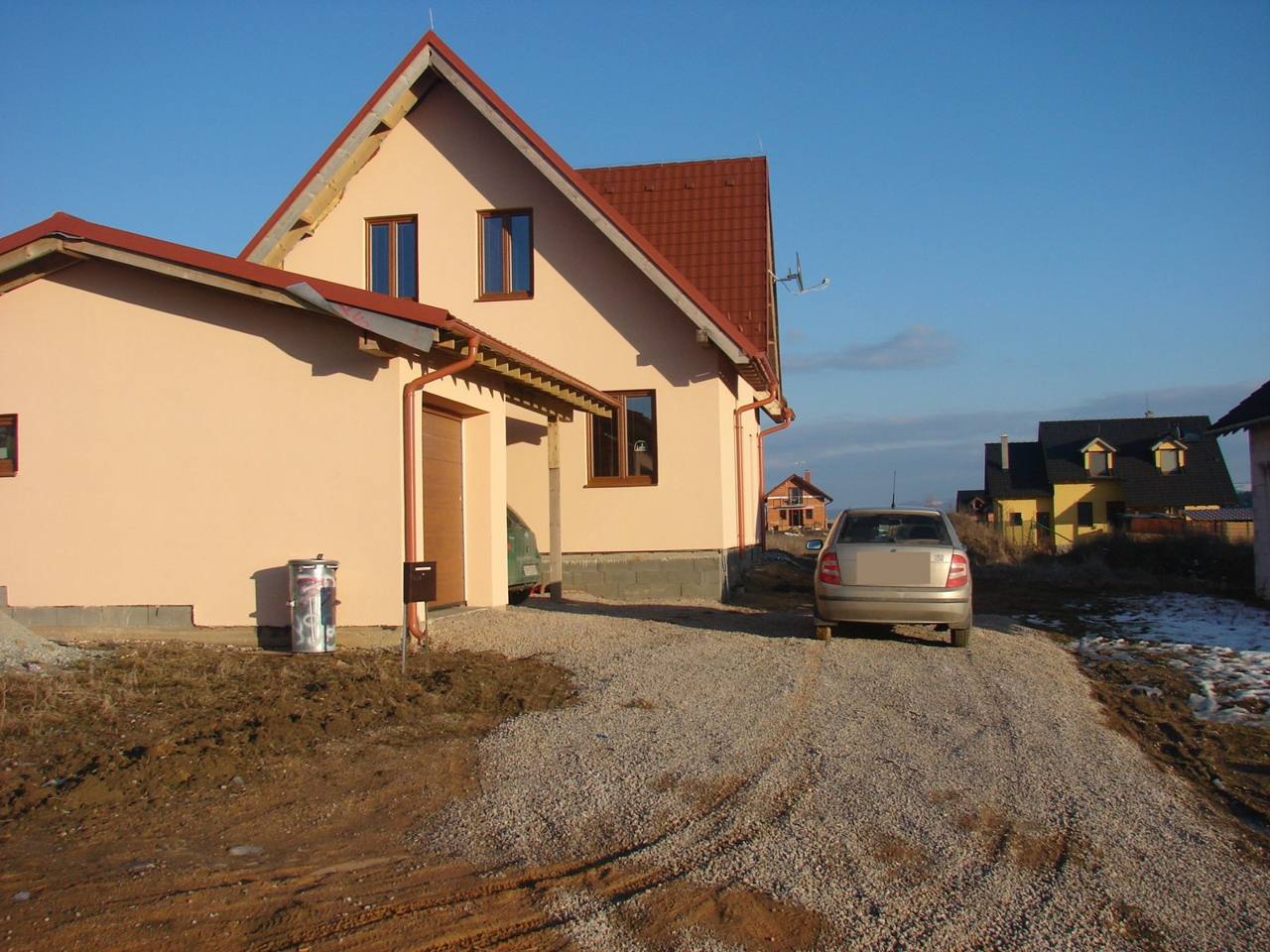 Pôvodný stav – novostavba so štrkovým vjazdom